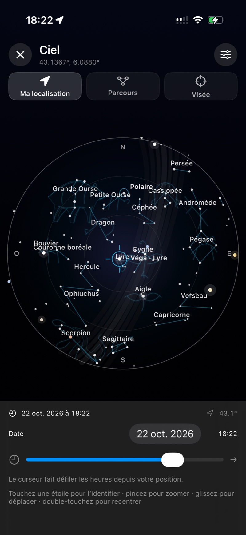 Le ciel à la date et à l’heure choisies : constellations, étoiles et planètes sont directement identifiables.
